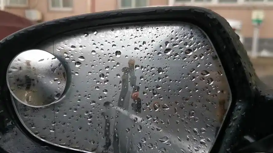 雨天后视镜起雾如何处理?