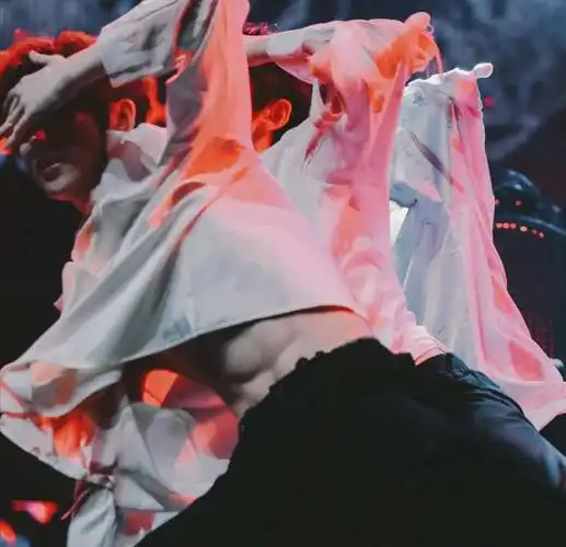 丁程鑫不经意露腹肌,粉丝评论两极分化是为何?