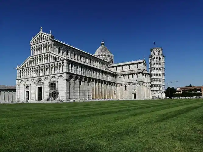 意大利比萨市的比萨斜塔建筑群有教堂.洗礼堂.钟楼.