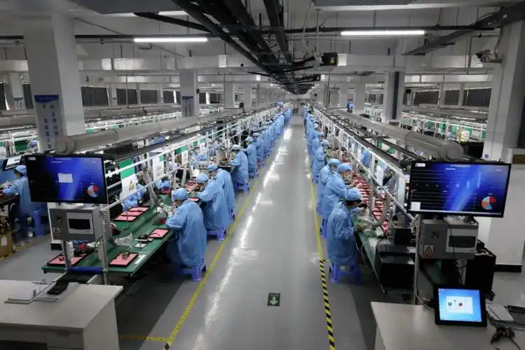 当天,江西瑞声电子宽敞明亮的精密制造车间内,米克朗,牧野,北京精雕