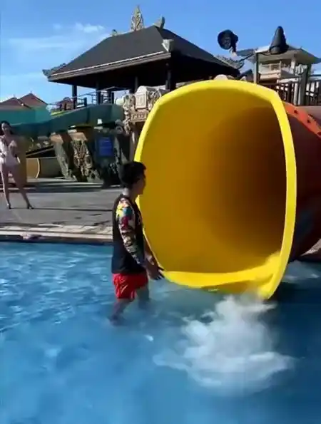 水上乐园看到的一幕,救生员果然专业,不服不行!-度小视