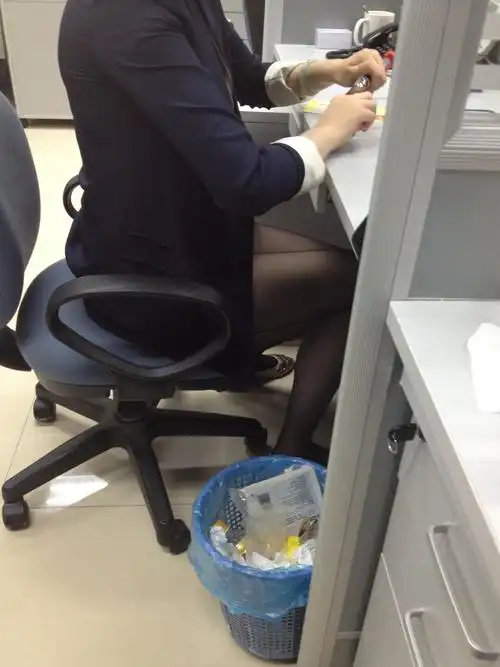 偷拍办公室女同事的老腿