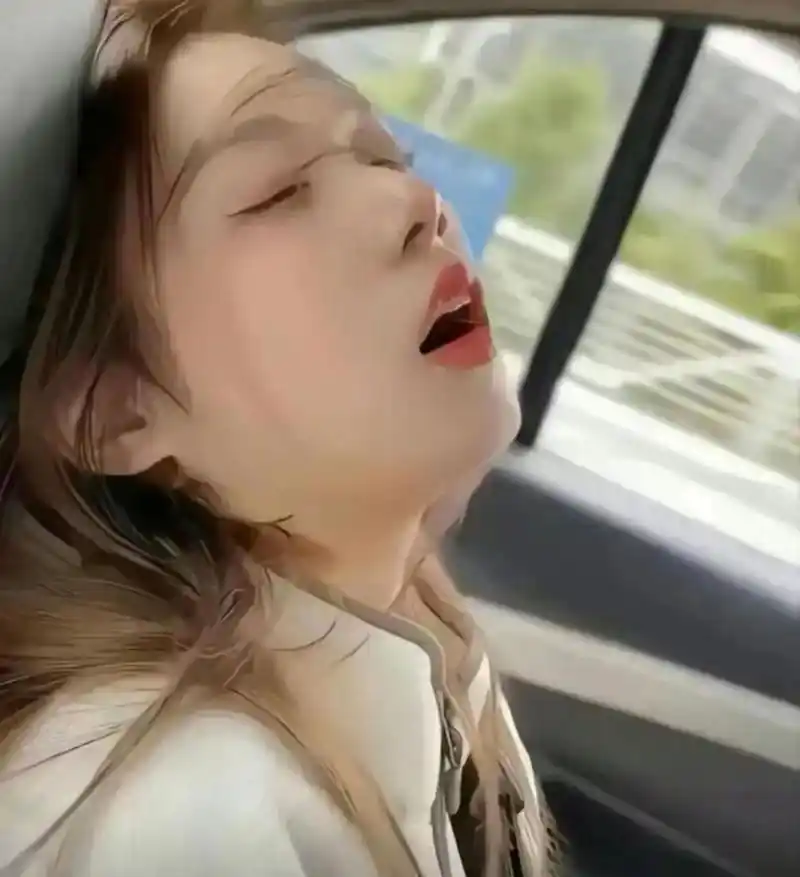 一起拼车的小姐姐尽然在车上睡着了,呆萌的小表情好可爱.