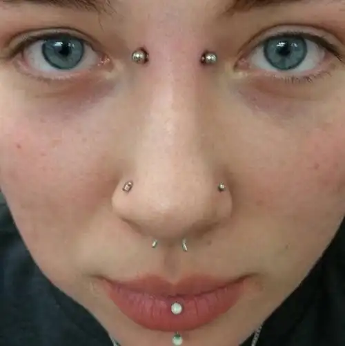 还有一些比如眉钉,锁骨钉,手指钉,鼻梁钉,酒窝钉等等我们戳爷的鼻环也