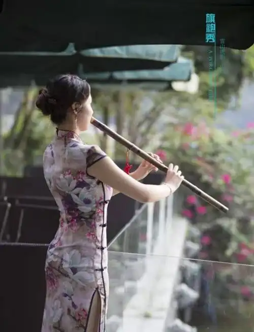 芳女吹玉笛   音润美人溪 花开花欲落   春满小桥西