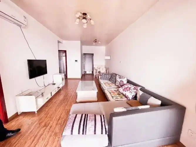 高升桥地铁口电梯80平方两室一厅出租