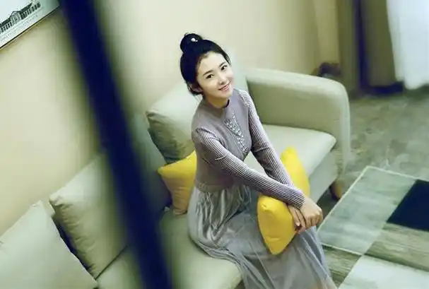 韩佳佟如今是辽宁民间艺术团旗下女艺人,在入团之前