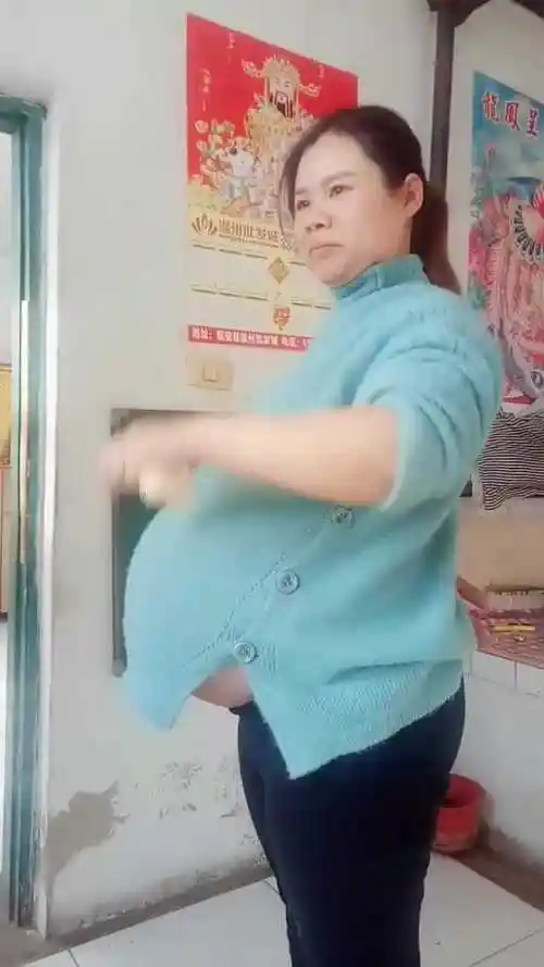 这个产妇火了,看这肚子,怀的三胞胎吧