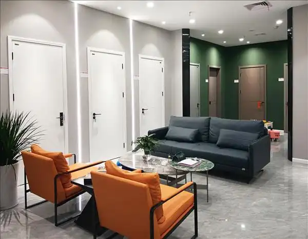 位置优越,交通相当便利,店内样品展现了重庆坤秀木门的风格与精工