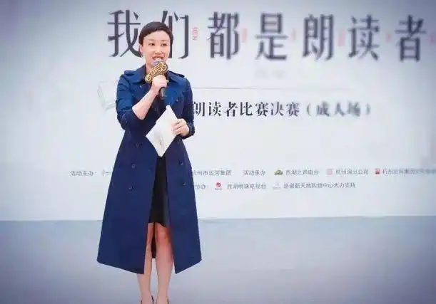 担任本次活动的主持人还少不了咱西湖之声美美哒的雨桐姐姐当然,从左