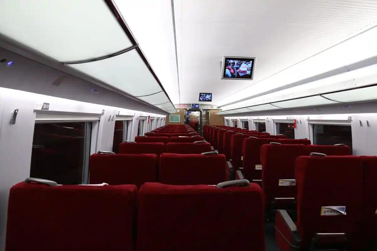 向ta提问私信ta 追问 有一种是4人对面坐的位置 追答 高铁的座椅可以