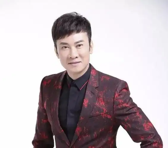 歌手姜涛模样大变面部看起来有些臃肿笑起来有些不太自然