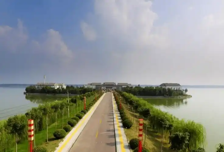 去单县浮龙湖生态旅游景区吧你可以置身湖中俨然进入天然氧吧,给你以