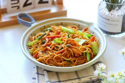 一个人吃饭不知道做啥,一盘炒面让你胃口大开,蒜香浓郁无难度