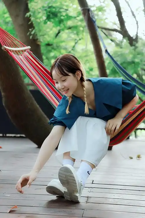 散发着青春气息的女孩可曾让你梦回少年