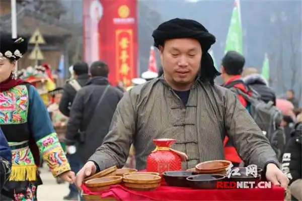 苗家婚俗 拦门酒.