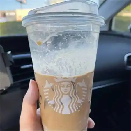 手拿星巴克图片真实实拍_手拿星巴克图片适合发朋友圈_星巴克_图片