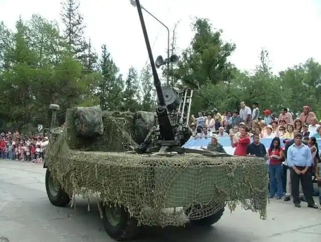 轻型卡车运载的"厄利孔"20毫米单管高射炮,提高了机动能力,可机动部署