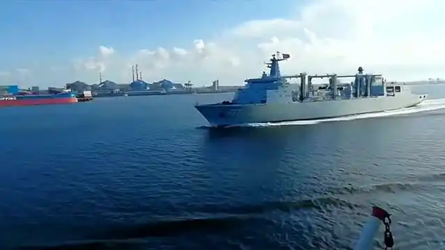 网友偶遇超级"大奶妈"967查干湖舰