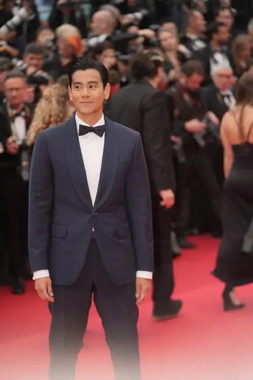 彭于晏身着berluti深蓝色青果领西装,此套西装来自berluti位于巴黎的