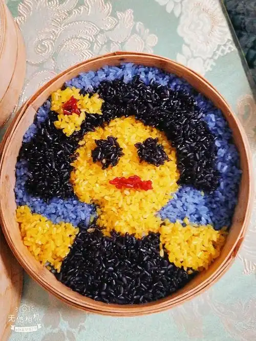 少数民族侗族四月初八过牛节蒸黑色糯米饭全部植物水泡蒸熟有股淡淡的