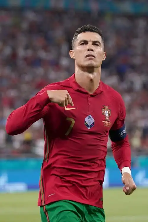 还超越普拉蒂尼葡萄牙队的c罗不仅创纪录地第五次参加欧锦赛有惊喜