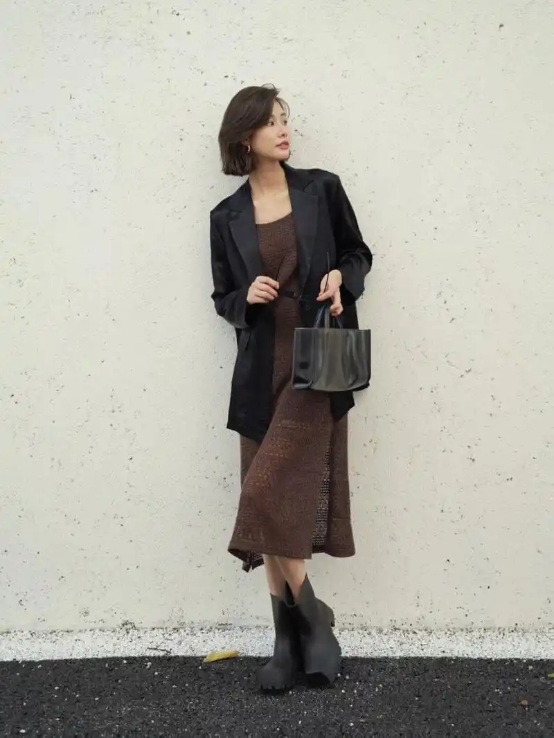 土壤感温柔 秋季深咖色搭配推荐 初秋适配度满分的穿搭分享内搭是咖色