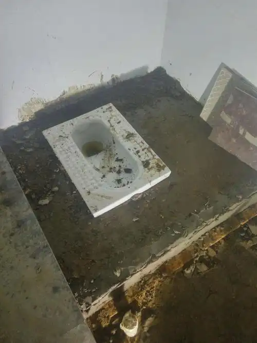 卫生间砌筑蹲便