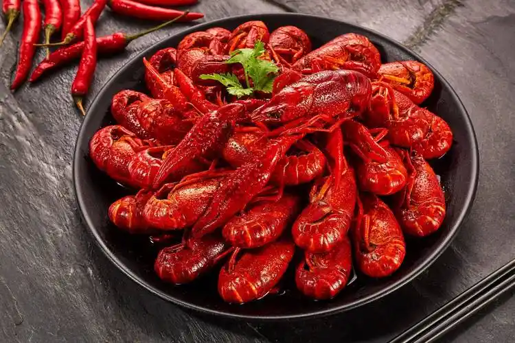 我国跟小龙虾最有缘的省份,用小钳子挣大钱,每年都上演花式嘬虾_湖北