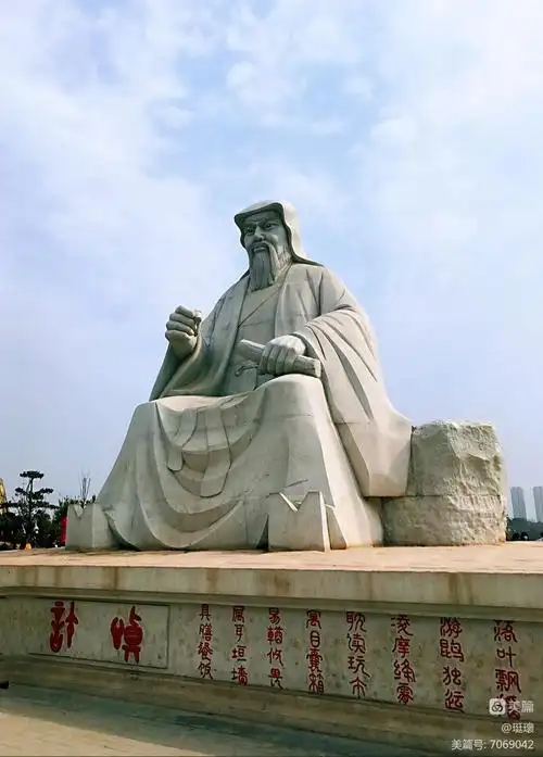 各种篆体文字数不过来拾级而上可见很多象形文字仓颉造字雕塑,仓颉四