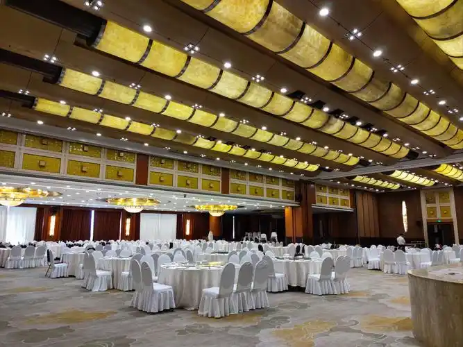 这个空厅简直是大桌数婚礼的理想场地!太适