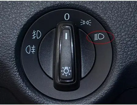 把旋钮顺时针旋转到画红圈的位置,就是开启近光灯,如果开启远光灯