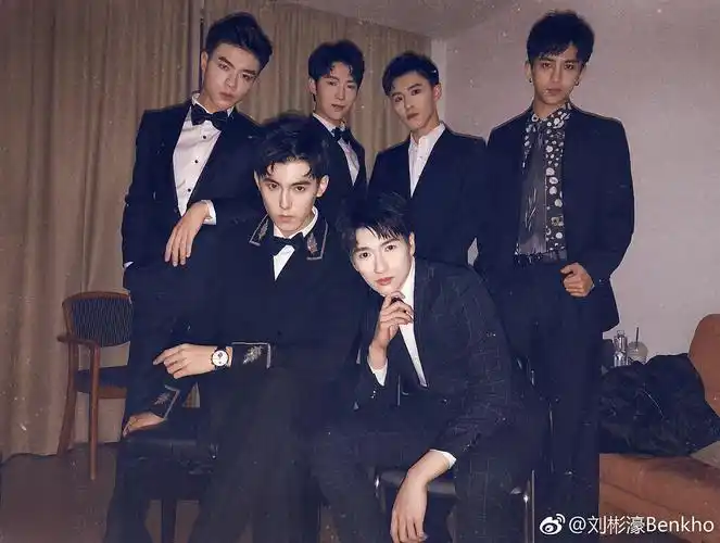 好绝的一群男的来提名一些看起来非常有故事的多人合照吧更新中