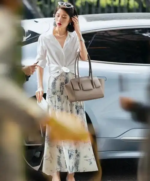 名媛这个词在近年来变得非常热门,随之而来的是一系列名媛风格的时尚