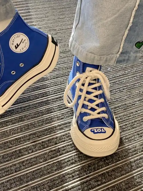 一眼定情宝蓝色帆布鞋