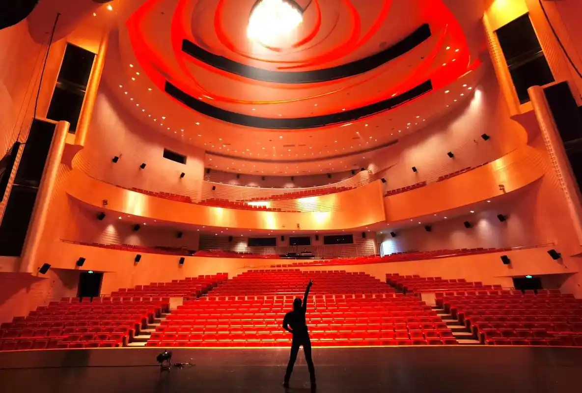 昆山保利大剧院 还在想到底之前巡演来没来过昆山,直到看到了剧院的