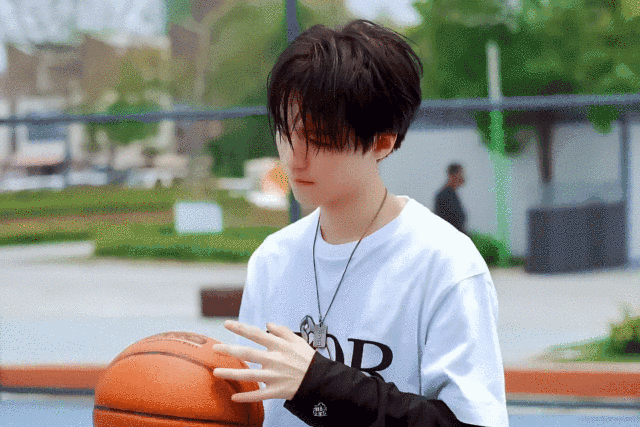 篮球学长王俊凯帅气上线 来自校草的颜值暴击