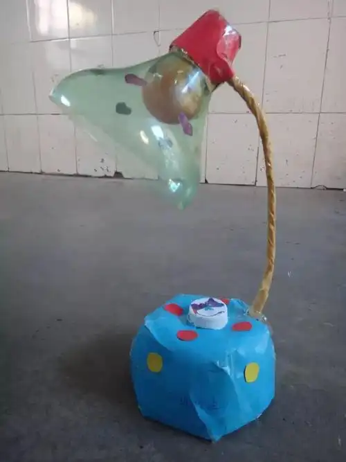 利用学过的科学知识,可以把塑料瓶,灯泡,电池做成一盏台灯!