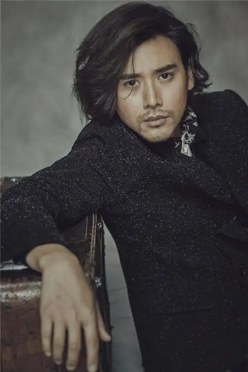 蔡珩神秘复古大片曝光眼神深邃彰显忧郁气质