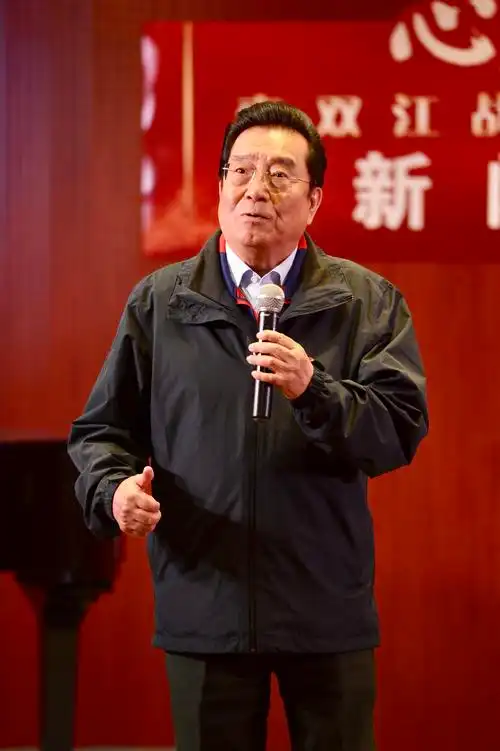 值得同情儿子仍未出狱82岁李双江心酸卖唱场地简陋破旧