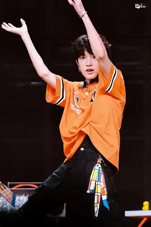 张泽禹张极翻跳yummy##你追时代峰峻艺人的原因##今日星拍放送