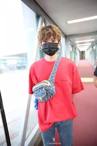 王源前往上海准备明天的组合活动,手臂青筋突出让粉丝开启文盲追星