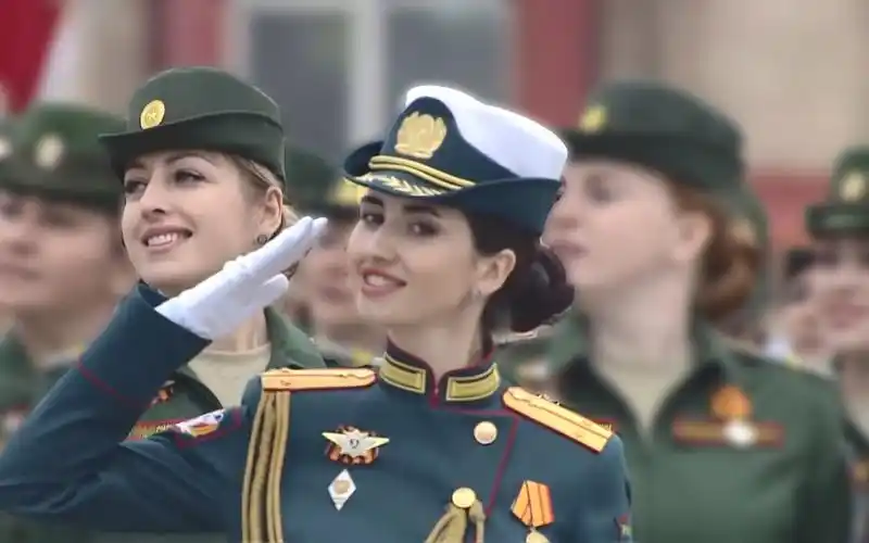 俄罗斯2021年胜利日阅兵中的女兵风采