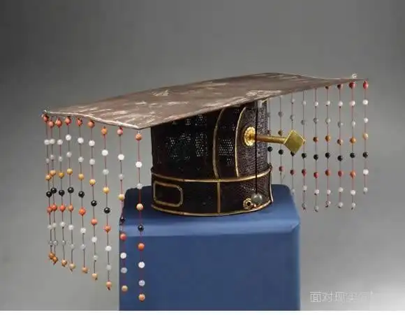 我家有个春秋战国传下来的帽子进贡