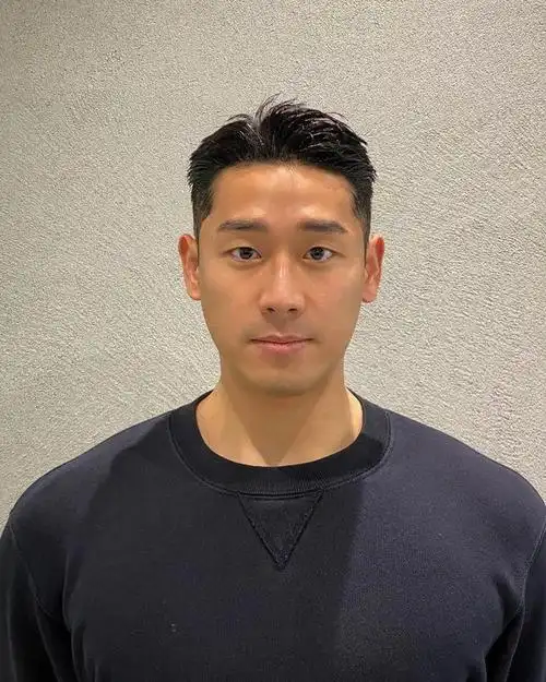 主要是这个发型很有设计感,也很能展现男生的脸型轮廓