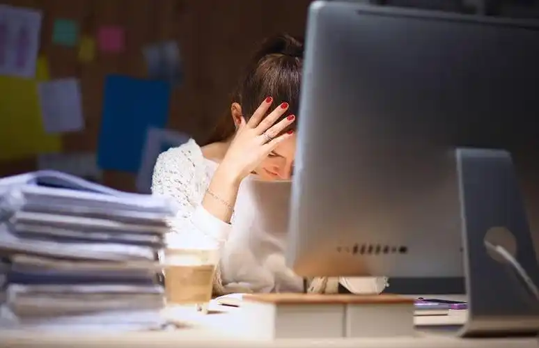 有压力的女性抱着头