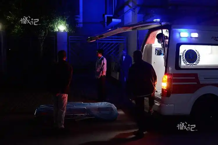 喝了一斤白酒,朋友拨打了120,但当急救人员到来时,该男子却不肯上车