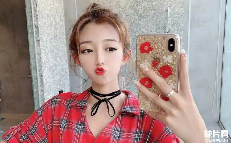 小伊伊,人长的确实漂亮,常常扎着高高的一个马尾辫