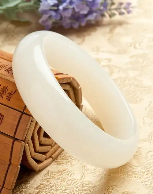 白色圆润汉白玉福手镯