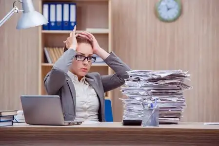 忙碌紧张女秘书在办公室的胁迫下照片